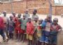 Diese Kinder in Ruanda hoffen, dass sie bald in eine Schule mit Tischen, B�nken, einer Tafel und Fenstern gehen d�rfen.